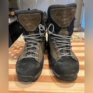 Schnee Kestrel Brown and Black Hiking Boots - Men Size 7